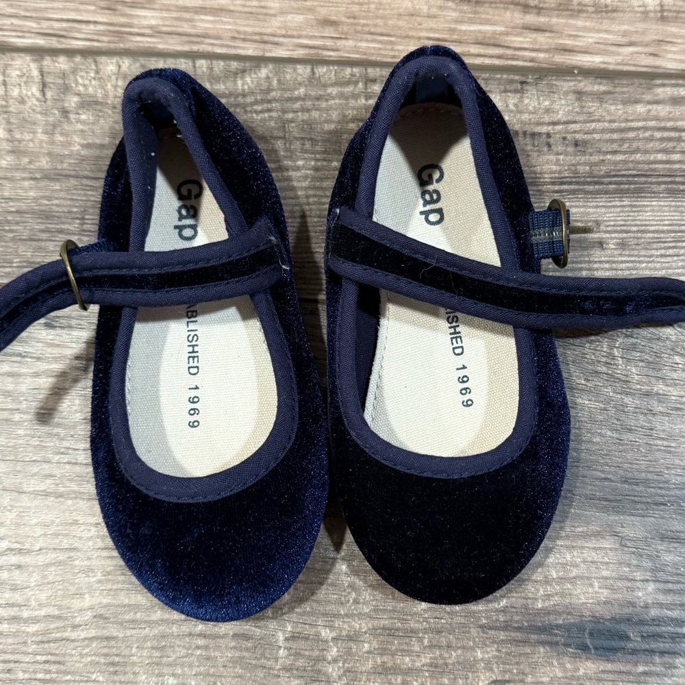 Gap dark blue velvet Mary Janes shoes